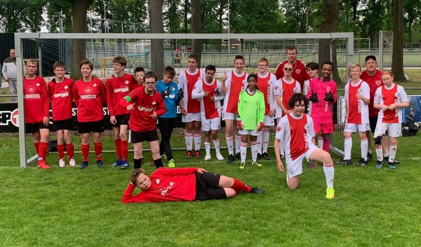 <p>Only Friends Ajax kwam tegen het G-team van Loenermark spelen</p>  