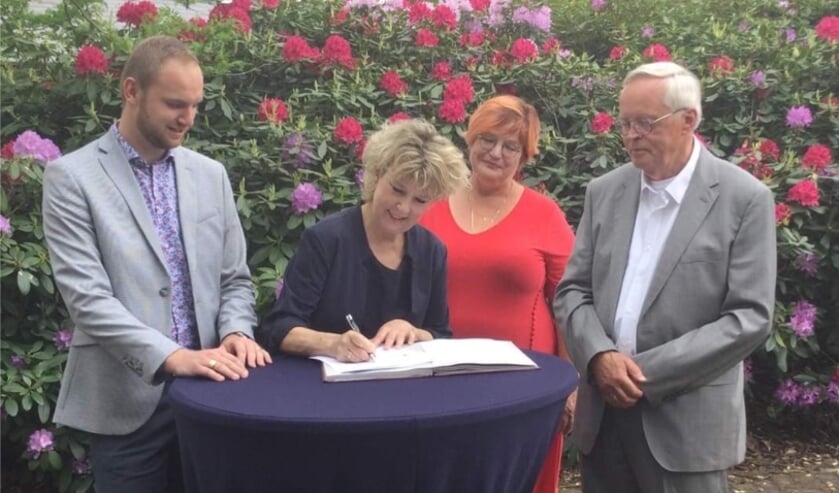 <p>De vier fractie voorzitters: Merijn van As(D66), Margo van Enck-Hulleman(PvdA), Gertie Sloetjes(GroenLinks) en Luuk Tuiten (Lokaal Belang) ondertekenen het coalitieakkoord.. Foto PvdA.</p>