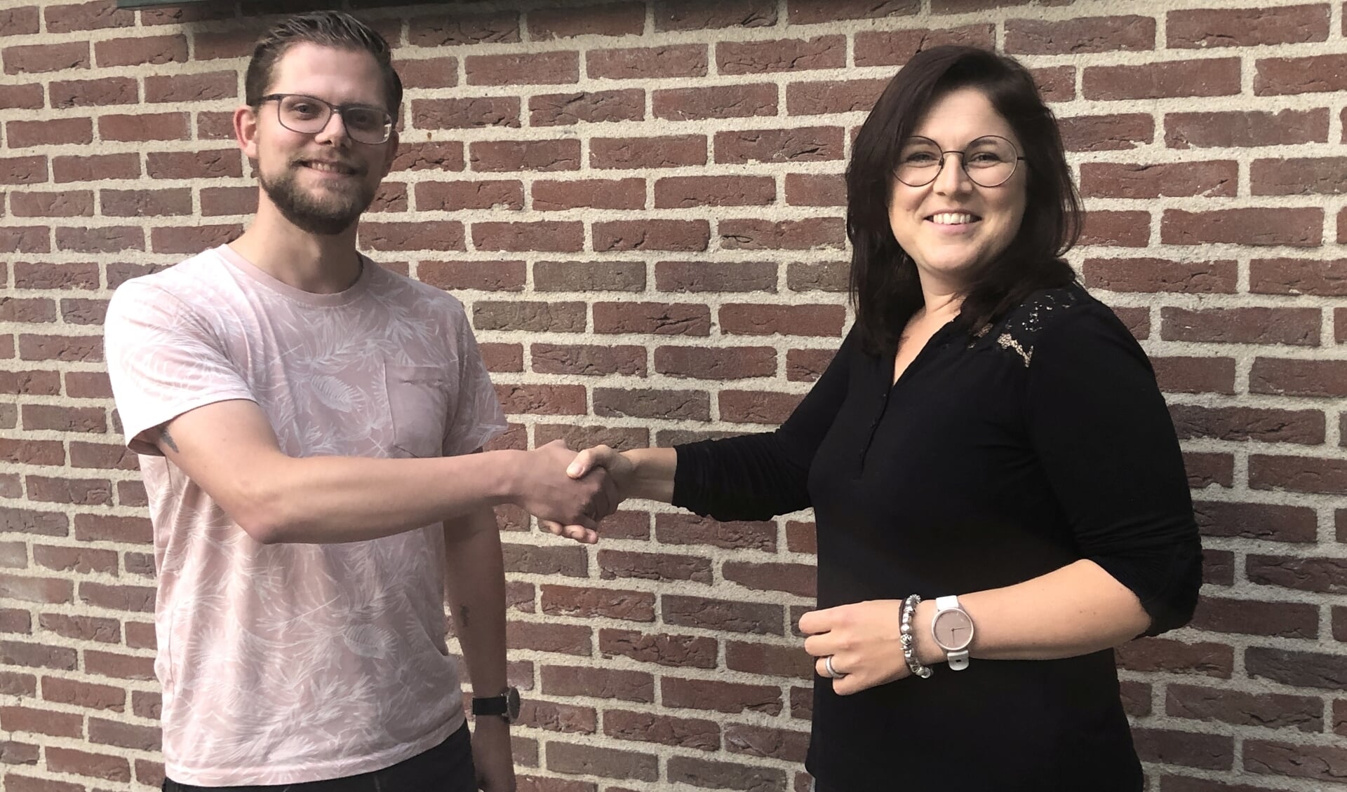 Paul van Gils wordt verwelkomt door Vice-voorzitter Sylvia van Lith-Kamphuis.