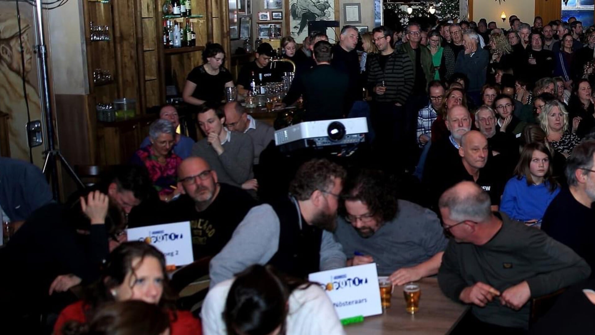 Sfeerbeeld van de deelnemers in de zaal.