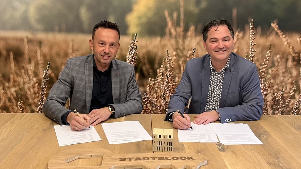 Tony Mol directeur Startblock en Vincent Buitenhuis directeur-bestuurder Veluwonen ondertekenen de samenwerkingsovereenkomst.
