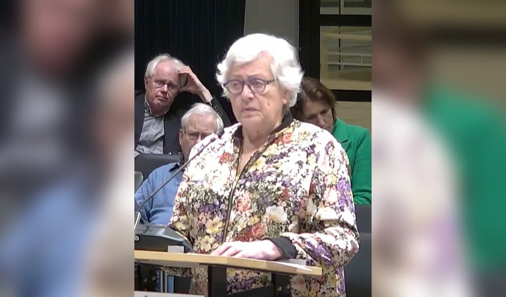 Marianne Zoet aan het woord voor de Apeldoornse gemeenteraad.