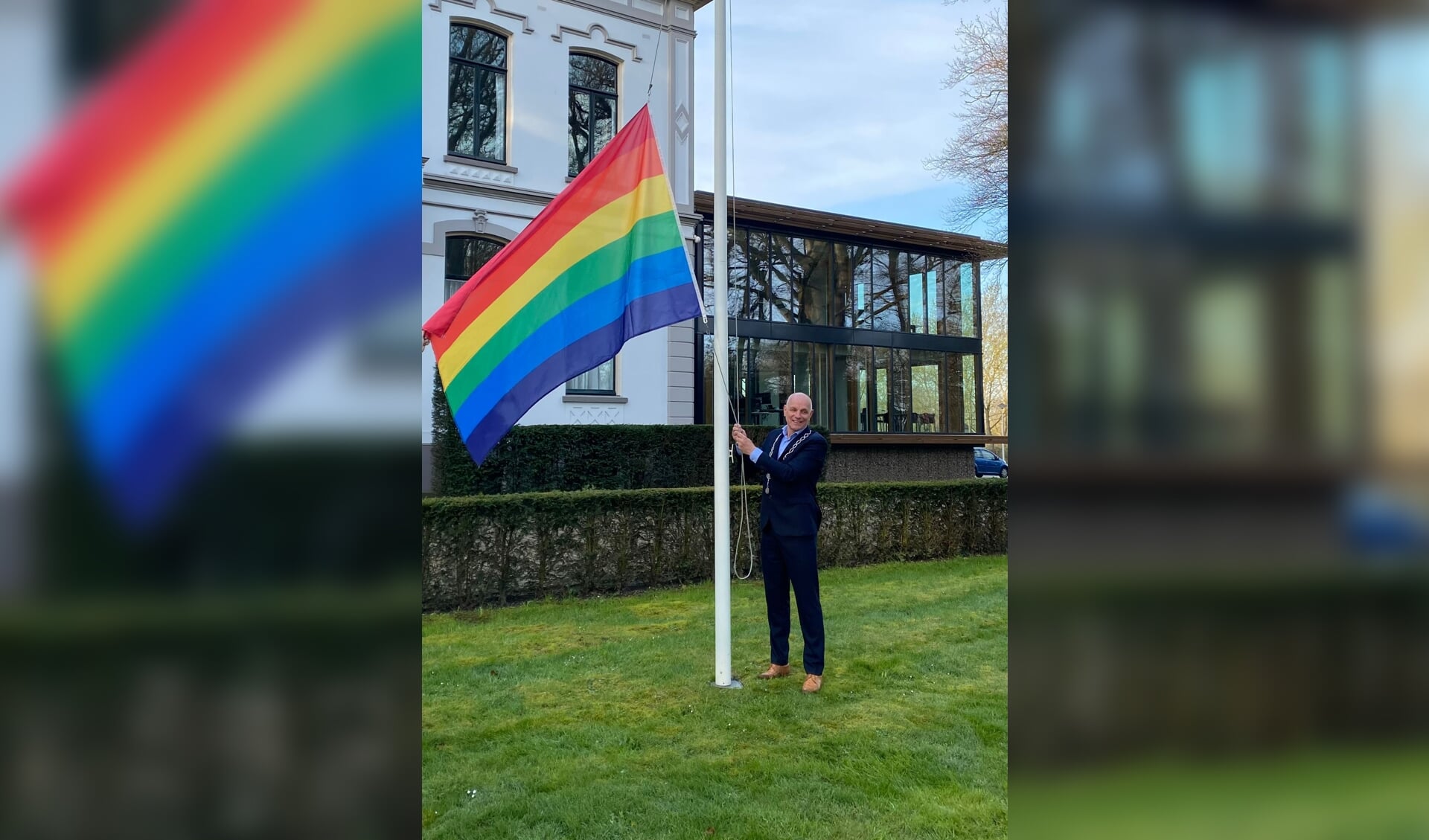 Locoburgemeester Steven Van de Graaf hijst de regenboogvlag Al het