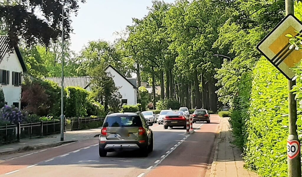 Rood-witte paaltjes aan beide kanten van de weg.