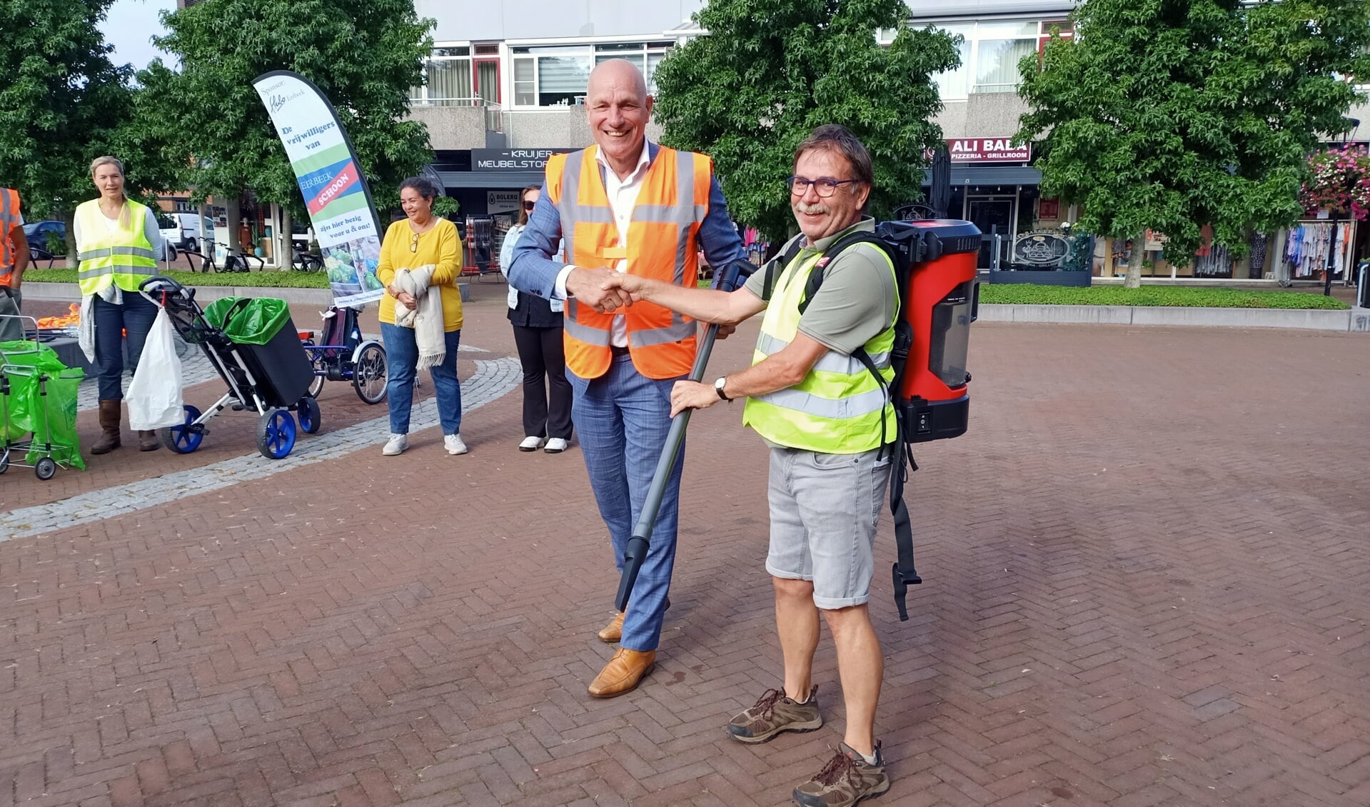 Wethouder v.d. Graaf demonstreert de peukenzuiger aan Eerbeek Schoon