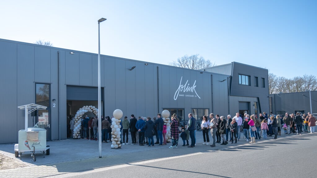 Een rij voor de deur van de nieuwe bakkerij. Foto: Rutger Jongejan