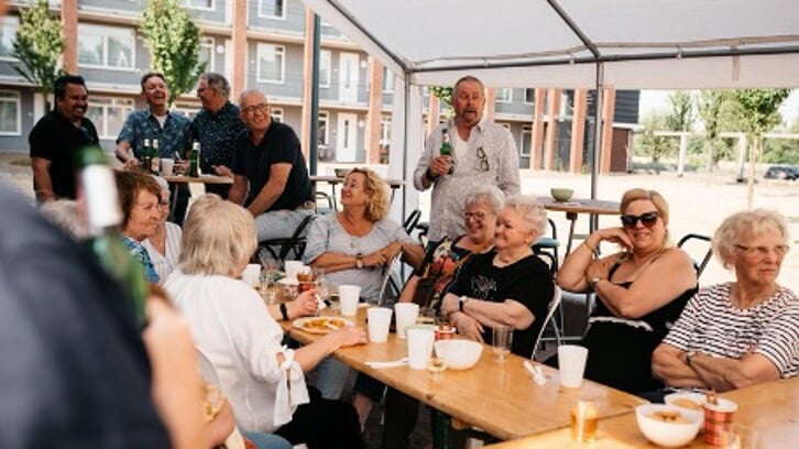 Ontmoet elkaar en eet gezellig samen.