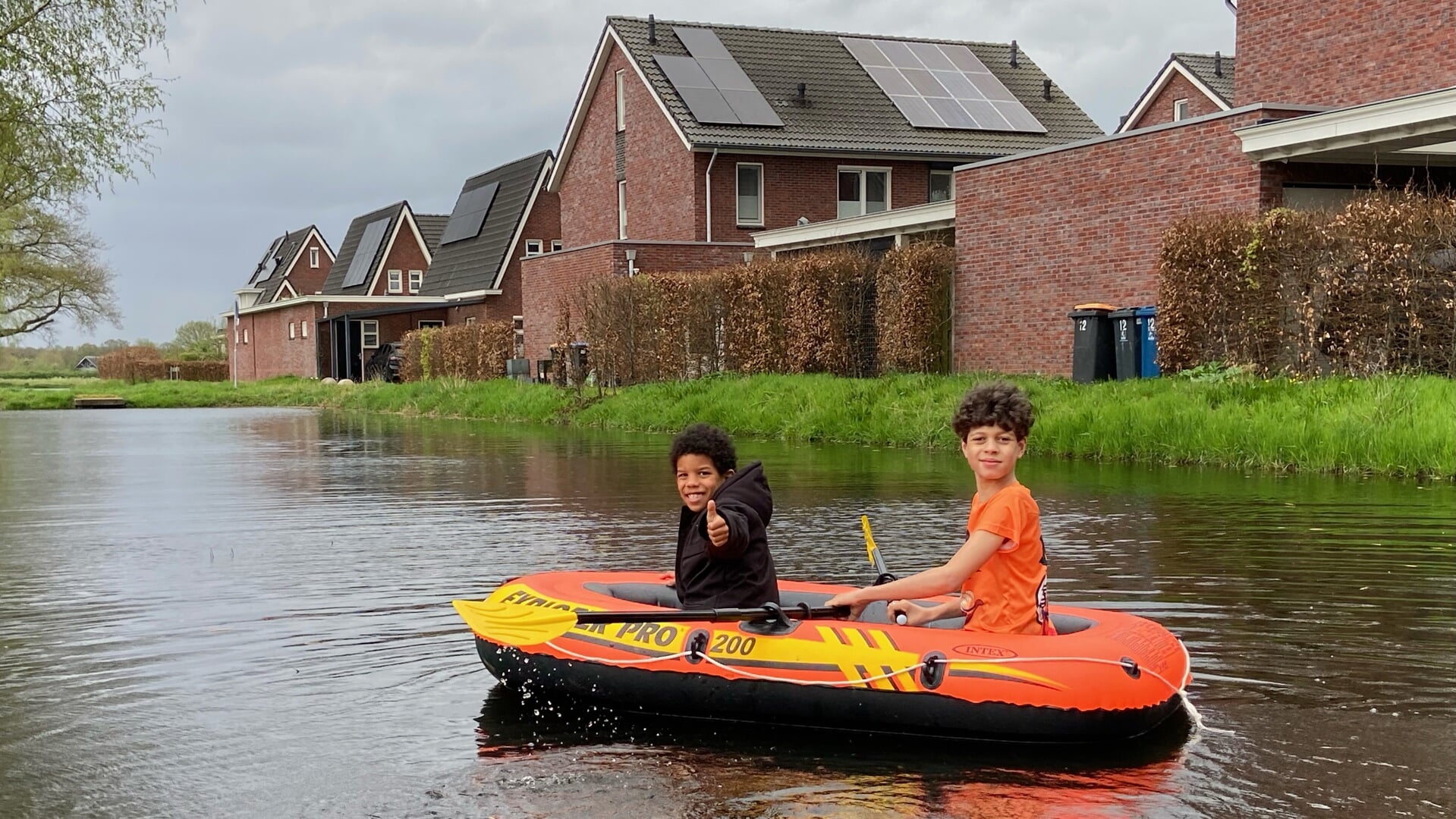 Maurits (11) en Noah ( 7) hebben de rubberboot naar het water gesleept.