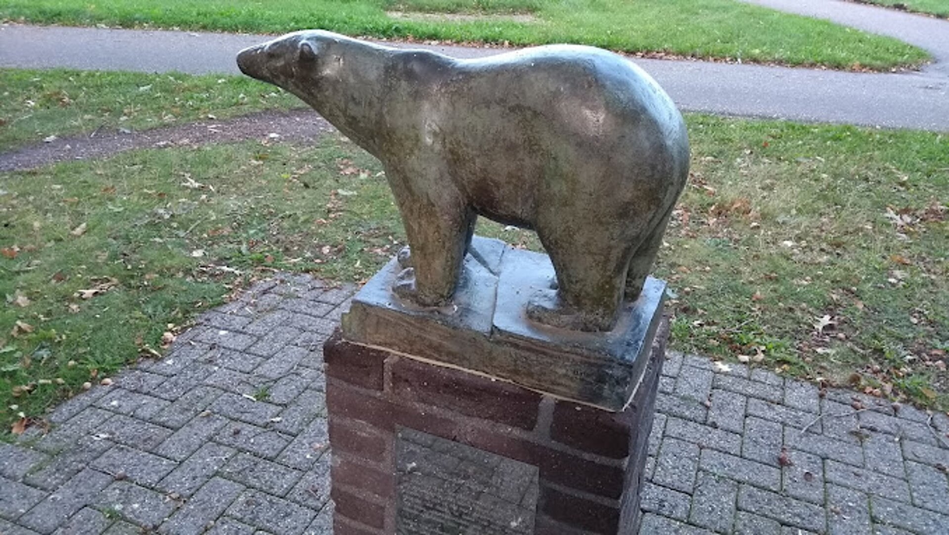 Polar bear monument Loenen. Foto: Comité 4 en 5 mei.