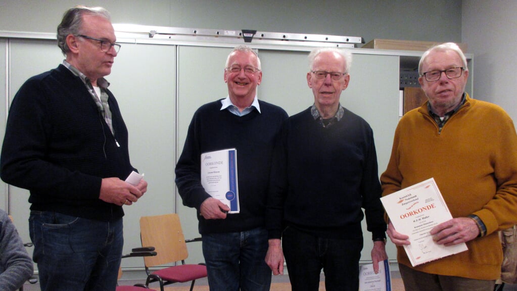 Voorzitter Jan Martens met vlnr de jubilarissen Lieuwe Blauw, Hans Ruumpol en Wim Muller