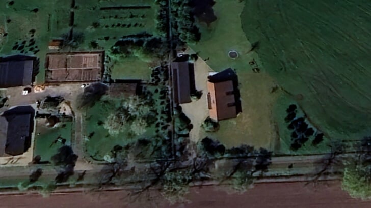 Het terrein rond de woning rechts op de afbeelding maakt deel uit van het te wijzigen bestemmingsplan. © Google Earth.
