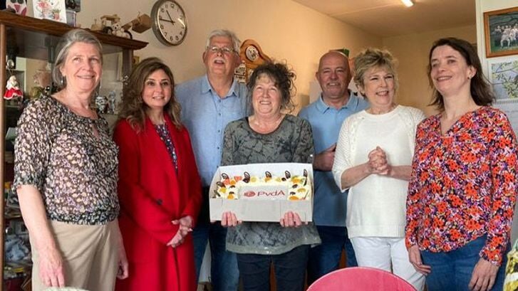 Initiatiefneemster Sonja Leemkuil nam de taart in ontvangst uit handen van fractievoorzitter Margo van Enck-Hulleman namens de PvdA afd. Brummen-Eerbeek.
