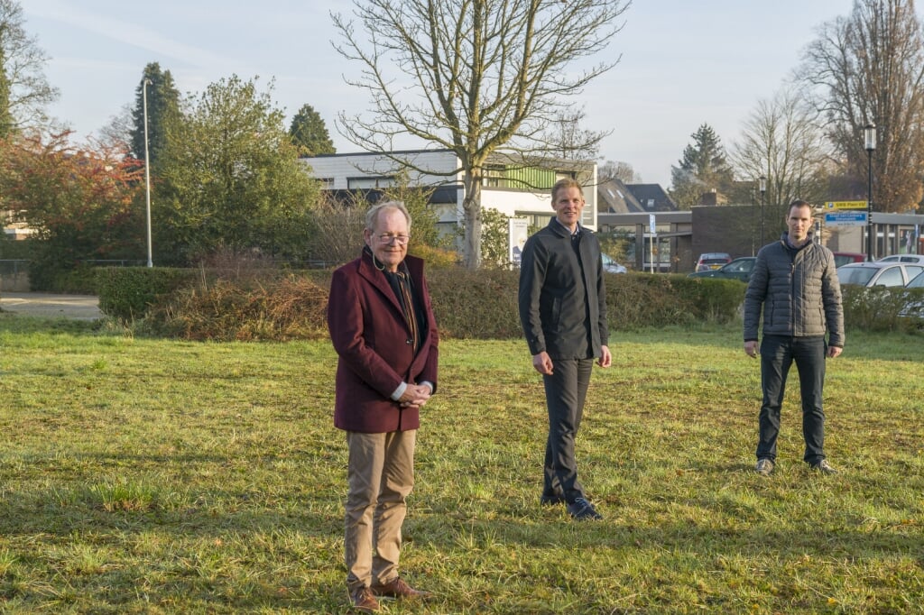 Vlnr: Henk Poldermans (Dorpsraad), Pouwel Inberg (wethouder) en Jelke Bouma (OVB)