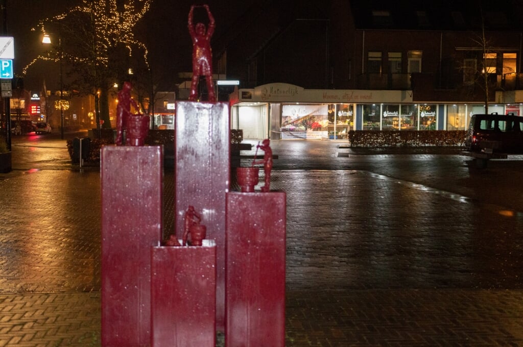 Het standbeeld staat er maar verloren bij op het Stuyvenburchplein.