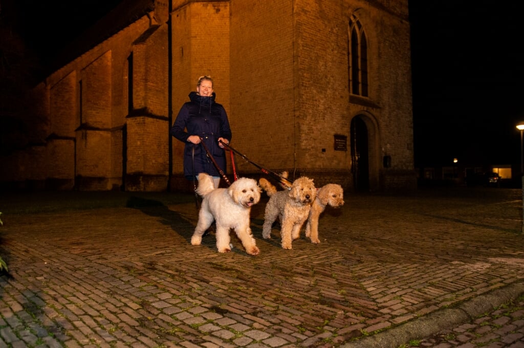 Jolanda Scherpenhuizen loopt met haar drie honden bij de kerk in Brummen een eenzaam rondje.