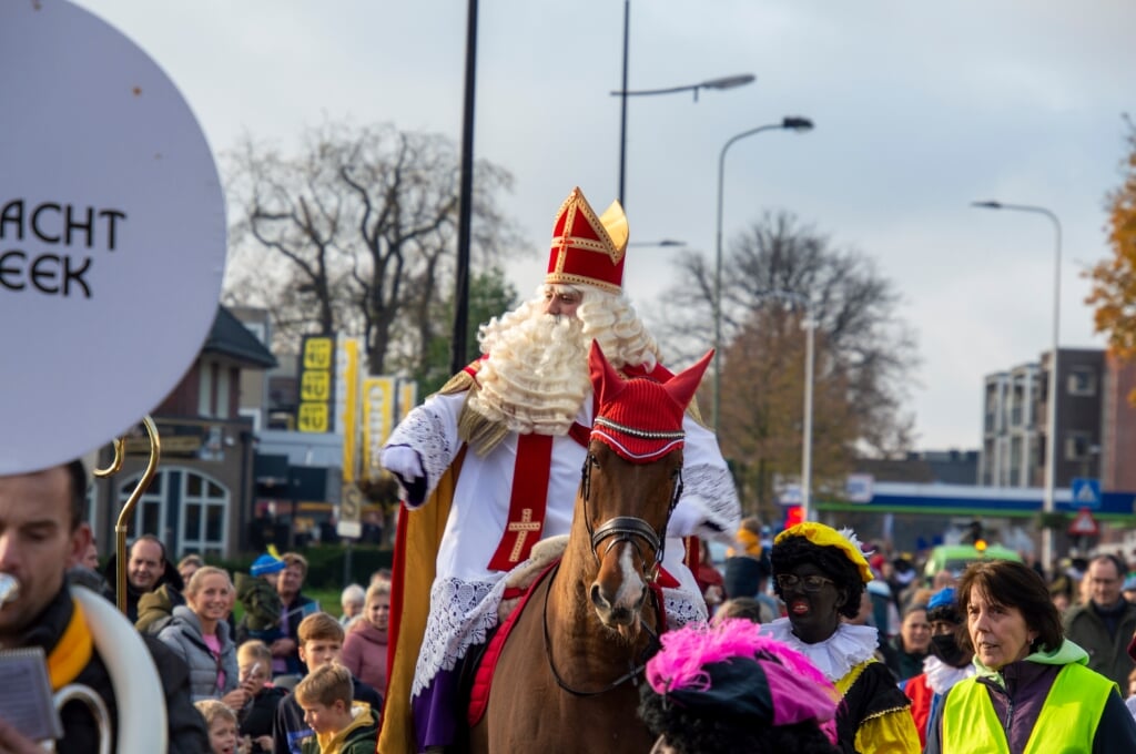 Sinterklaas geniet zelf ook met volle teugen. Foto: Marion Verhaaf