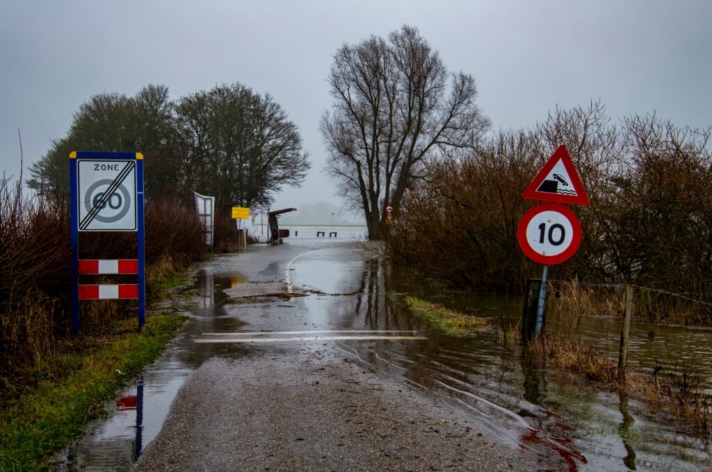 De weg richting de pont is overgenomen door de stijgende IJssel. Foto: Marion Verhaaf