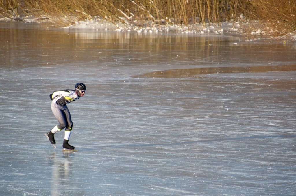 Een eenzame schaatser op prachtig ijs. Foto: Marion Verhaaf