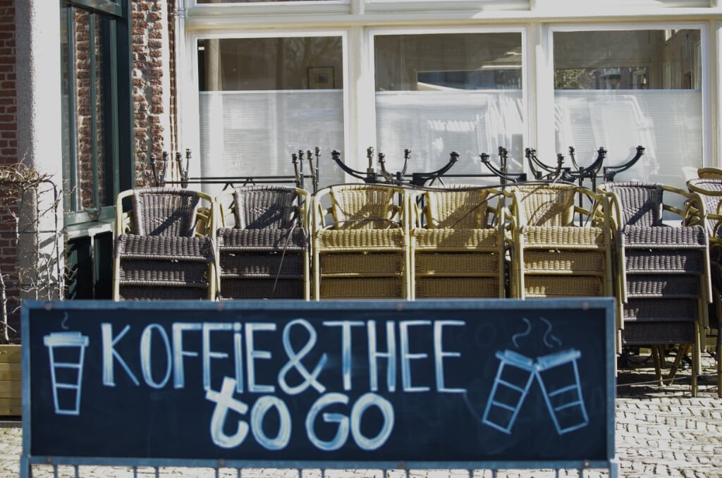 De stoelen bij ’t Kromhout blijven opgestapeld en de koffie is ‘To Go’. Foto: Yvonne Buis