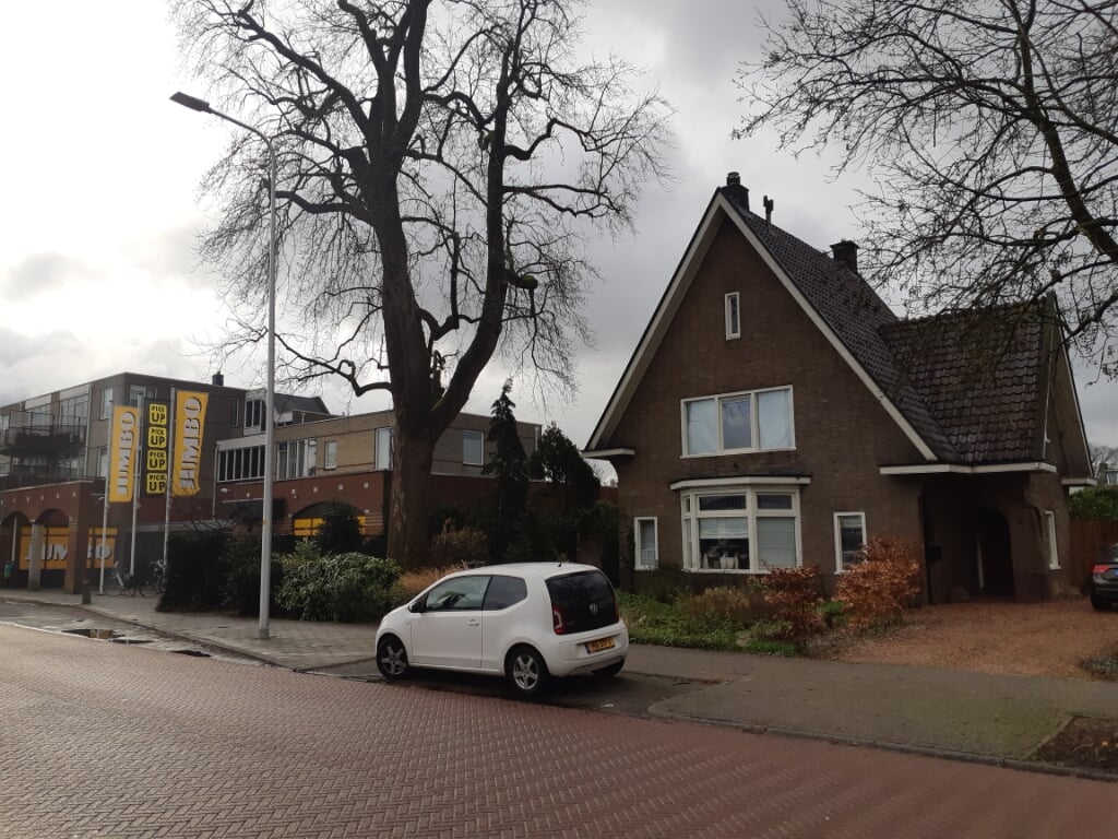 Deze villa aan de Loenenseweg wordt gesloopt om ruimte te maken voor de uitbreiding van de Jumbo.