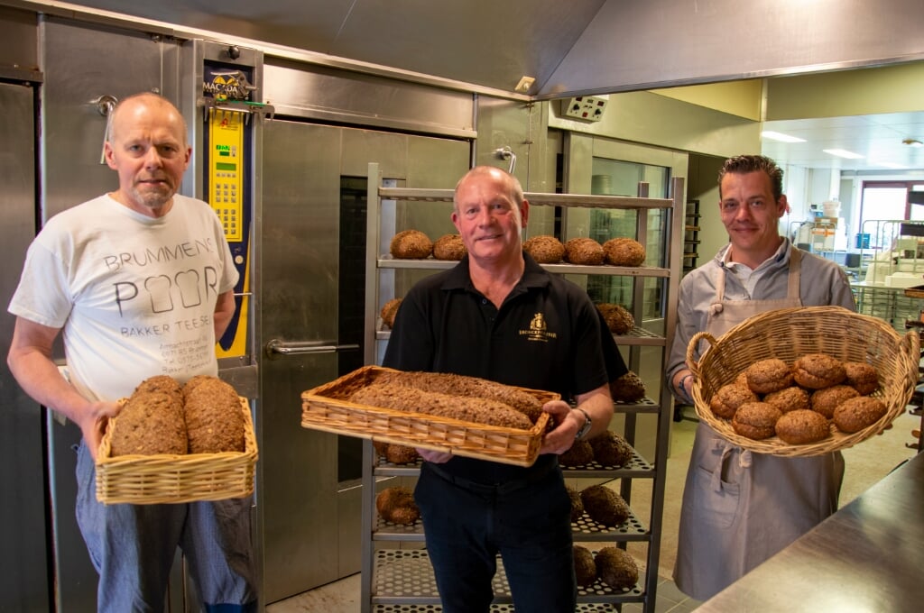 Het trotse team presenteert het speciale Bronckhorsterbierbrood.