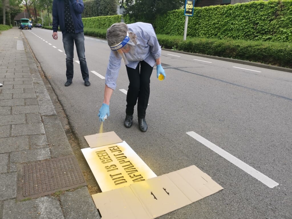 Wethouder Sjerps brengt de eerste graffiti aan. Foto: Natasja Groenewold