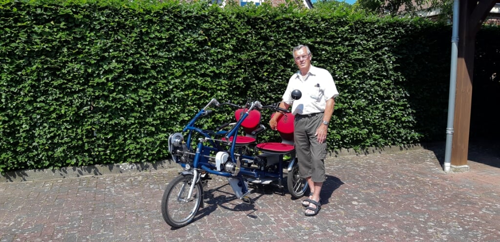Gerrit Waanders bij de Loenense duo-fiets. Foto: Yvonne Buis