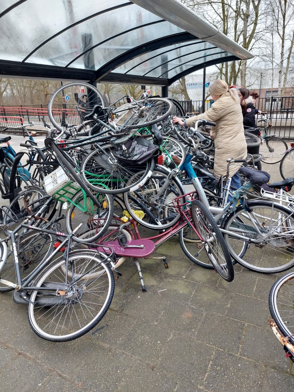 De fietsen lagen opgestapeld tot aan het dak in het fietsenhok op het station. Foto: Anton Kip