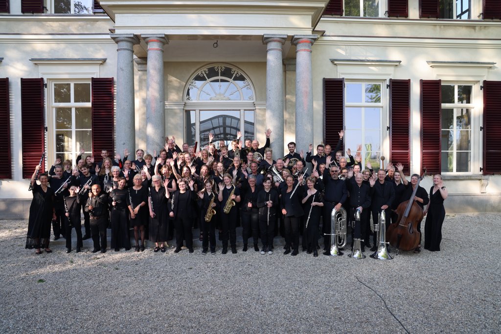Het voltallige orkest van H.O.B. voor De Reuversweerd.