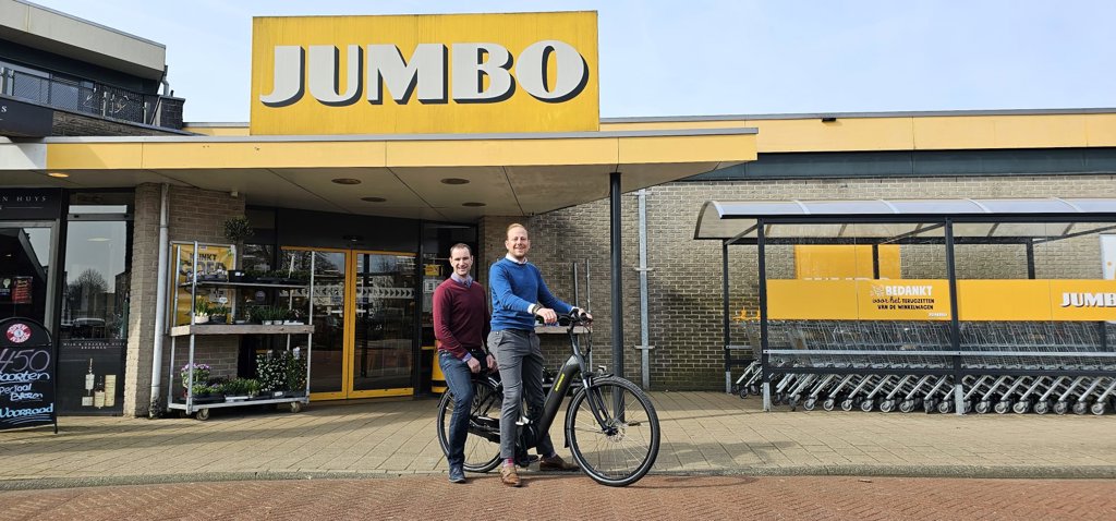 Thijs Bleumink en Jelke Bouma samen op de fiets. Foto: Rutger Jongejan.