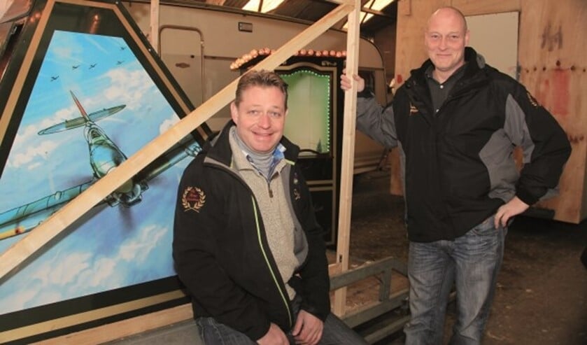 Ron van Maanen (l) en Misha van Merkom in hun loods in Presikhaaf waar ze in hun restauratie-hobby beoefenen.