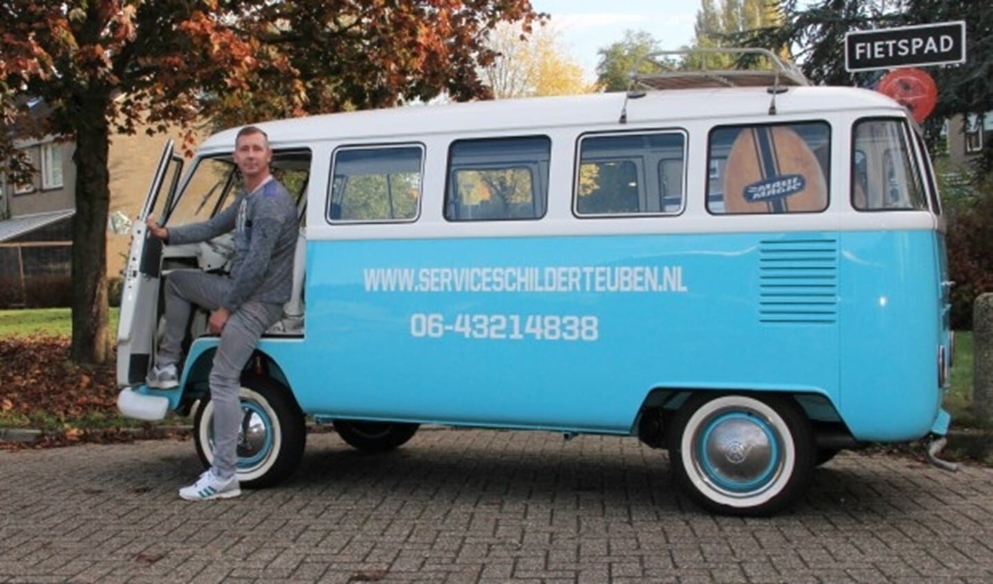 Guido Teuben bij zijn fraai opgeknapte de Volkswagenbus.
