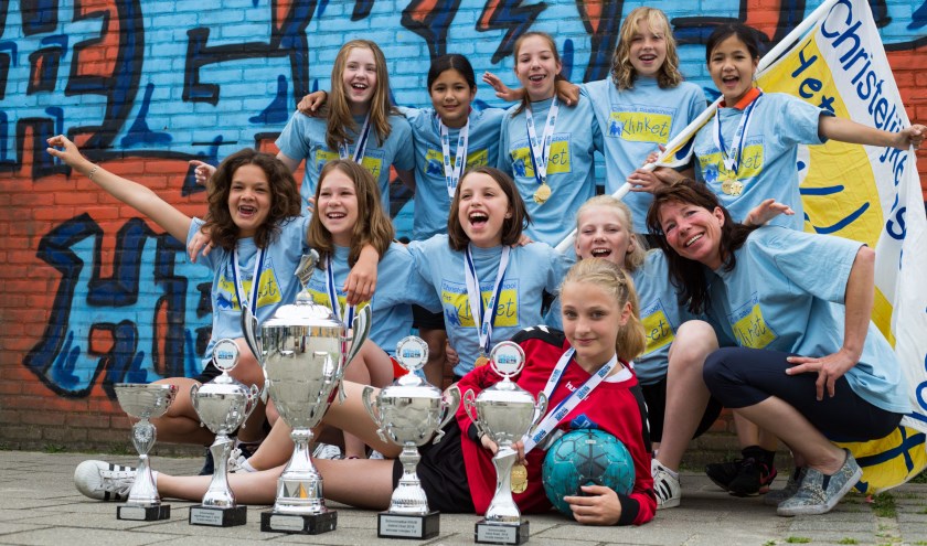 Foto: van links naar rechts: Demi, Bridget, Helena, Ilse, Nadia, Melissa, Anouk, Claire, Julie, coach Marga, Lorena Fotgraaf: Chris Piéta