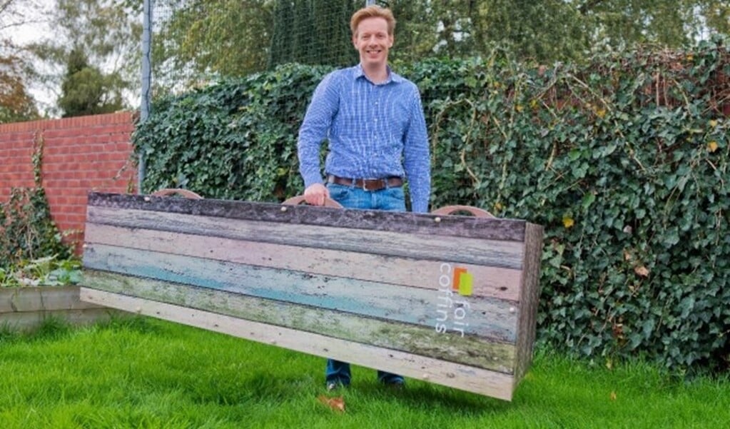 De uitvaartkist van FAIR coffins is niet alleen heel sociaal en ecologisch, maar ook nog eens zeer makkelijk hanteerbaar door het beperkte gewicht (slechts tien kilo) vergeleken met reguliere uitvaartkisten. (Foto: Maaike van Helmond)
