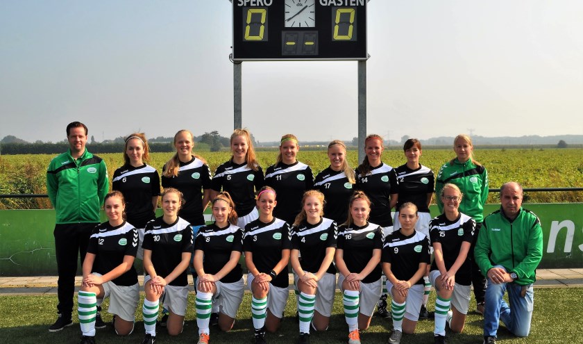 Van links naar rechts: Bram Harmelink, Lisanne Wemmers, Eva Drager, Veronie Jansen, Britt Ahoud, Nicky Versteeg, Manon van Moerkerk, Evi Witjes, Jessie van den Broek Vlnr: Anouk van der Graaf, Laura van Suilichem, Maxi van de Sandt, Wendy van de Pol, Dinja Marcelis, Puk van de Sandt, Nazli Halici, Femke van Dongen, Mario van der Graaf