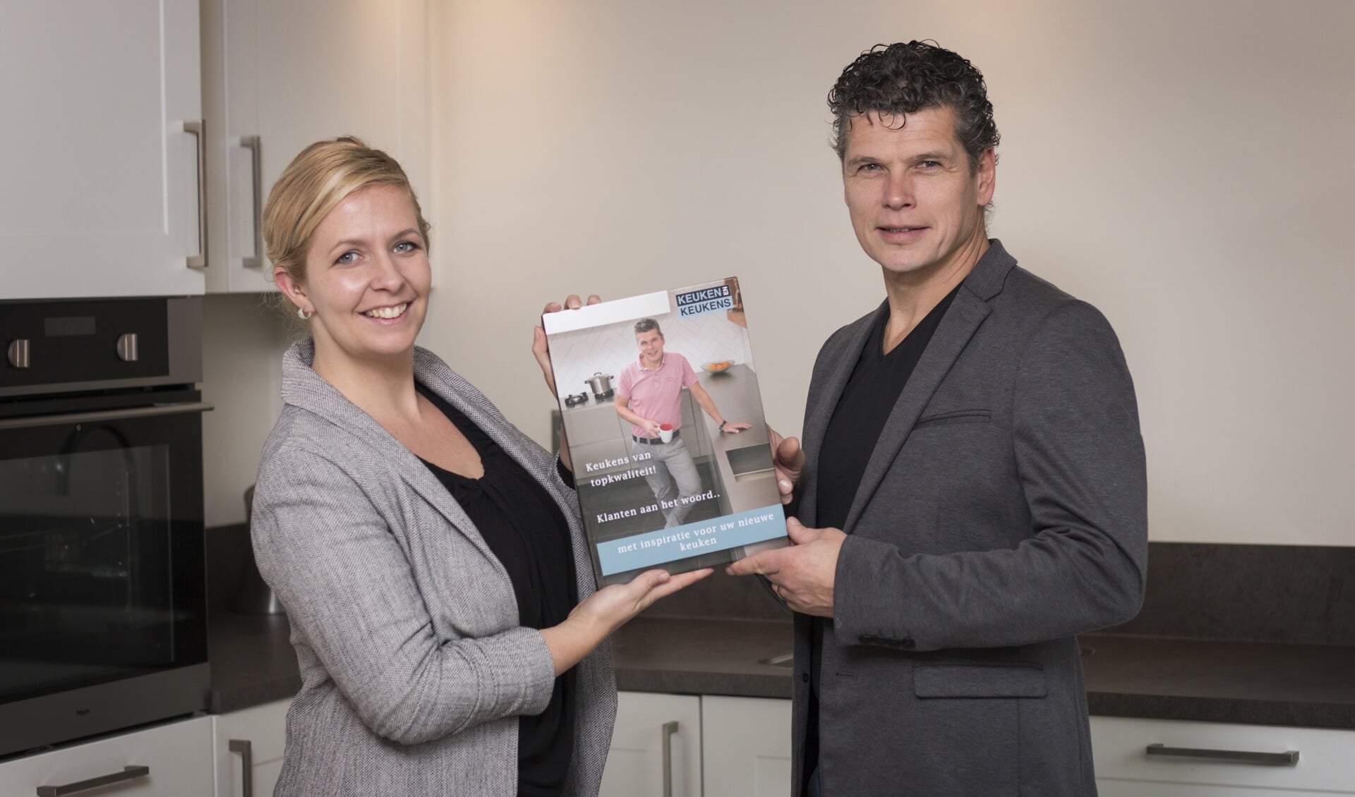 Het eerste exemplaar wordt overhandigd aan Spot on Media na fijne samenwerking met de tot standkoming van de brochure.Foto: Dirk Hendriksen Spot on Media