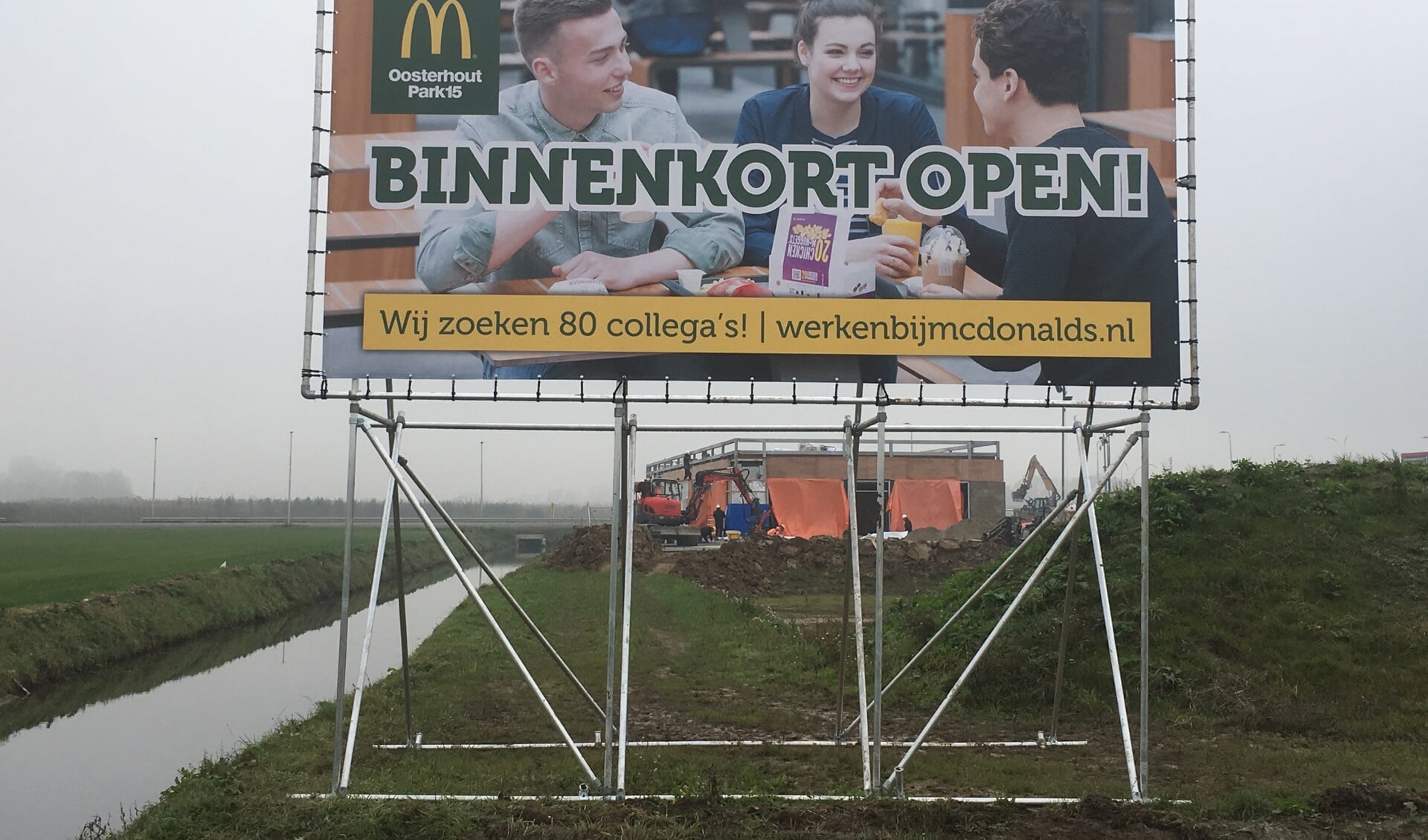 Gisteren geplaatst langs de A15/ voor het restaurant in aanbouw:
McDonald’s gaat binnenkort open en zoekt 80 collega’s!