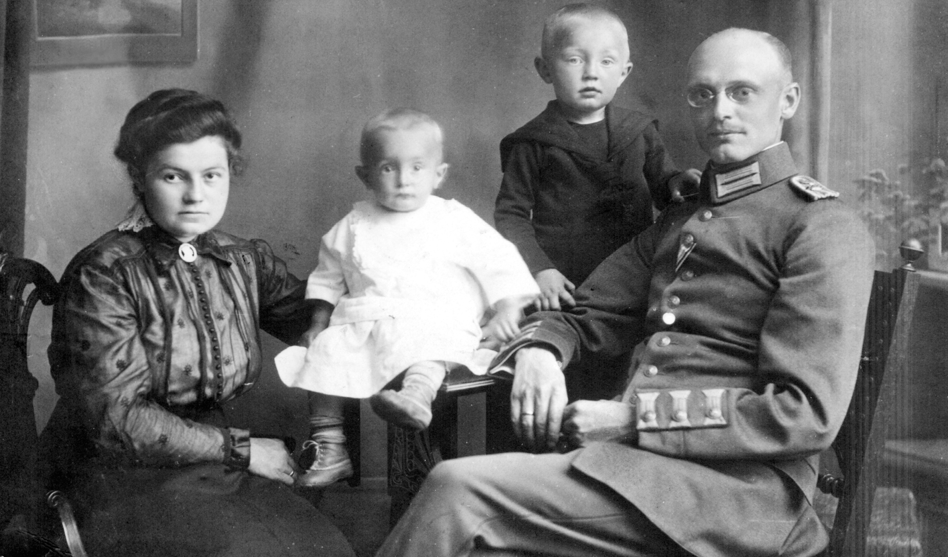 Familiefoto. Van links naar rechts: Amalia Leisner (1892-1983), Willi Leisner (1916-2010), Karl Leisner (1915-1945), Wilhelm Leisner (1886-1964).