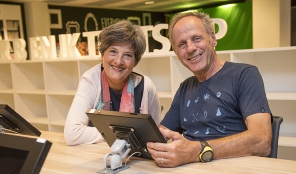 Marijke Buursen en Gert Jupijn verzorgen een keur aan computercursussen voor de oudere generatie. 