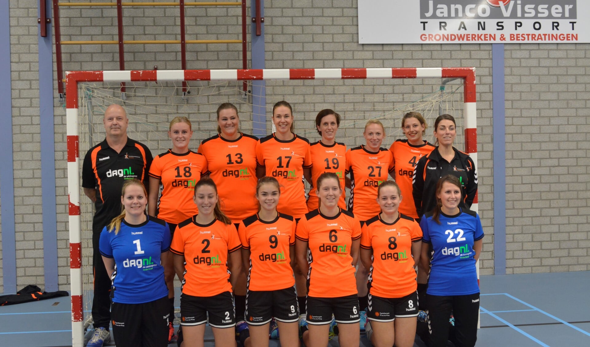 Boven (van links naar rechts): Fred Wieland (trainer/coach), Meike Weijde, Anouk Scholten, Femke Lempens, Ilse Tijssen, Lot Oosterink, Juul Kruijs en Feber Janssen (leider). Onder: Lisa Neelis, Myke Vermeulen, Elke Visser, Pien van Dinter, Anne van Dinter en Carlijn Pruijn. (Karlijn Hoogveld ontbreekt)(Foto: Hans Gerichhausen)