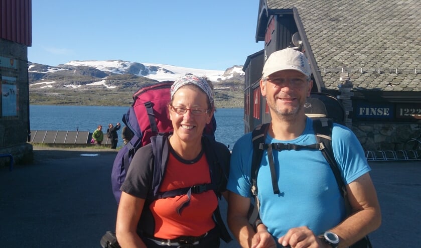 Janet en Gert tijdens een wandelvakantie, op het treinstation van Finse. Het hoogst gelegen station tussen Oslo en Bergen, op 1222 meter. ,,Nederland is en blijft mijn vaderland, maar ik voel me erg verbonden met Noorwegen, dat ik mijn thuisland noem. Na de aanslag op Utøya heb ik sterk overwogen om de Noorse nationaliteit aan te nemen. Maar er is nog steeds iets in me wat dat tegen houdt, wat precies kan ik niet met woorden benoemen. Hoe da
