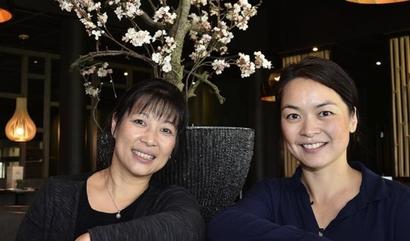 Jessy Chen (links) en Lay Ying Wang van restaurant Asian Spoon ontvingen afgelopen weekend de eerste gasten. Zij hanteren een hybride-concept waardoor de gast extra kan genieten. (foto: Ab Hendriks)