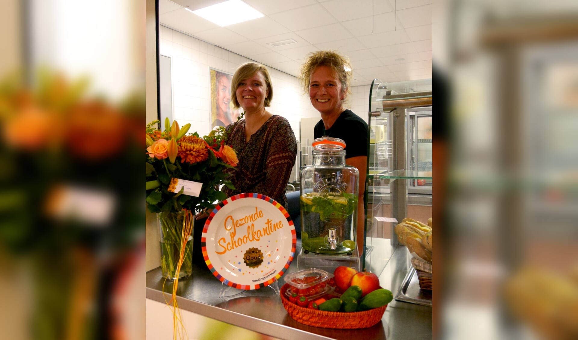 Hetty en Bianca van de kantine van OBC Bemmel locatie De Heister. (foto: Helen de Bruijn)