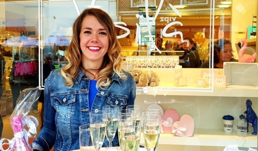 Susanne Janssen voor de etalage van haar cadeauwinkel Voilà - Make it Personal in de Didamsestraat in Zevenaar. (foto: pr)