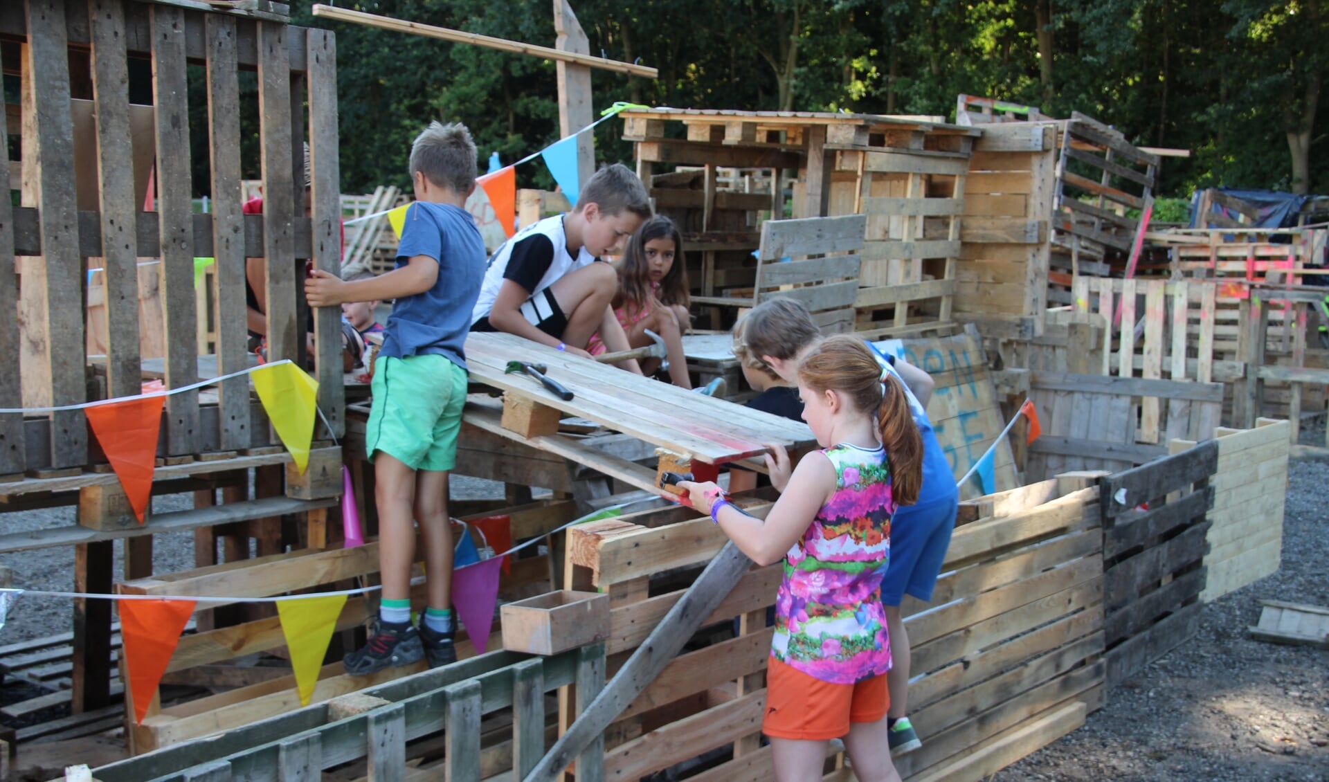 Kinderen bij het hutten bouwen. (foto: Gerard Bressers)