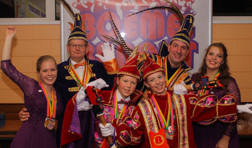 Oud stadsprins, adjudant, prinses en jeugdprins en zijn adjudant (seizoen 2017-2018), jeugdprins en Adjudant, vergezeld door twee hofdames. (foto: Emmy Kolkman)