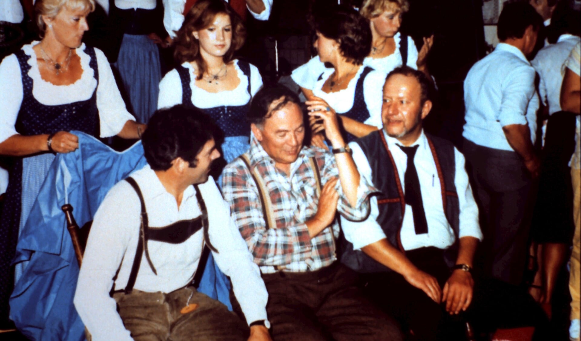 Piet Schrijver, Leen Schouten en Karel Vliem zitten klaar om 'geschoren te worden' (1987) (foto: Bevelanders)