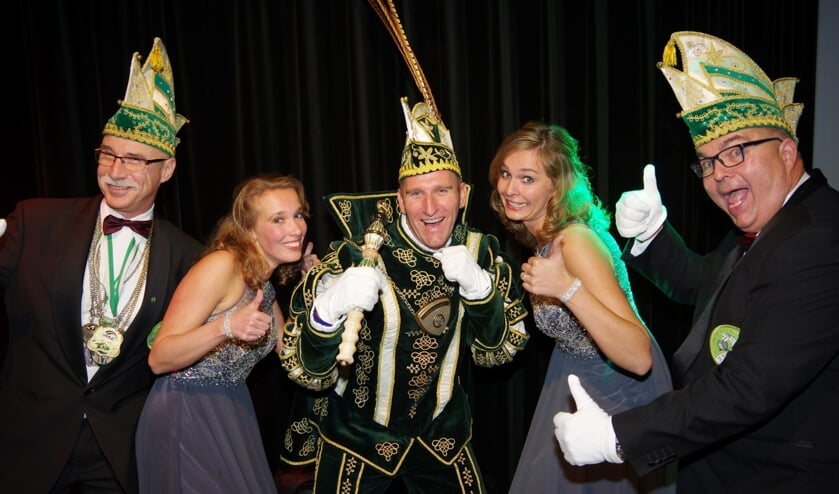 Prins Olaf met Malou en Joyce samen met adjudanten John en Jacky. (foto: Peter Ariese)