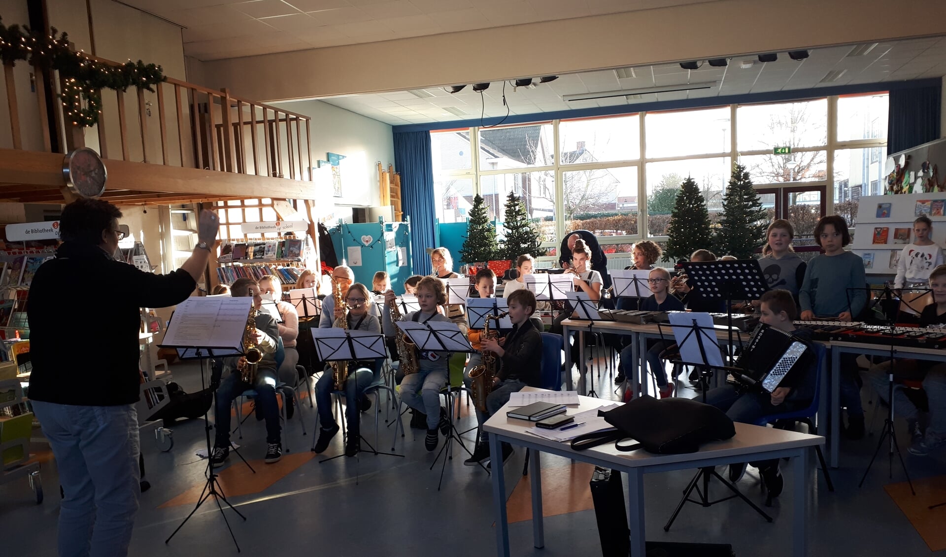 Orkestrepetitie in de hal van de school onder leiding van dirigent Fredie Huisman. (foto: Basisschool De Hien Dodewaard)