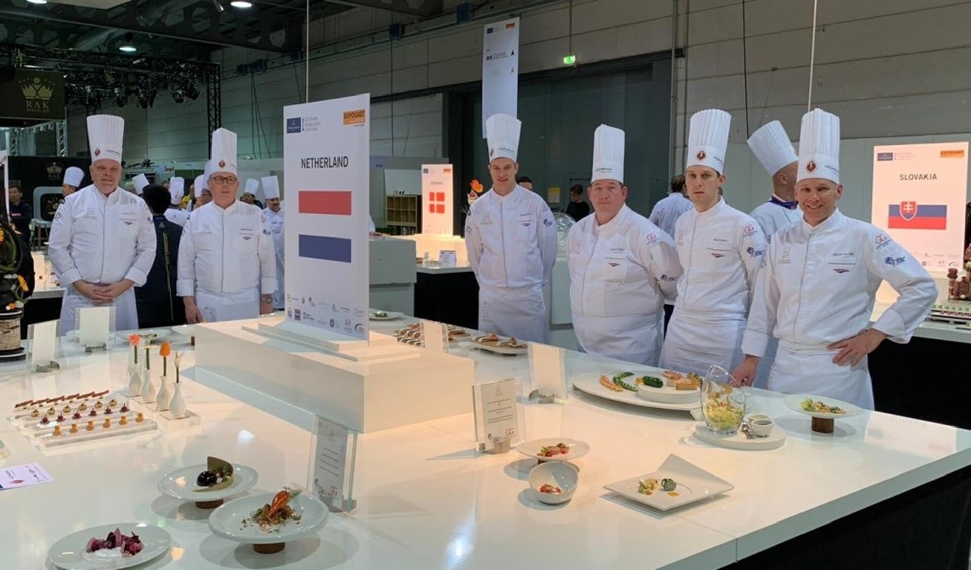 Tom Lamers (tweede van rechts) poseert met het 'Nederlands elftal voor koks' bij hun culinaire hoogstandjes, die een zilveren en een bronzen medaille opleverden.